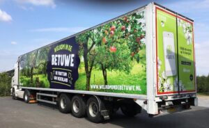 Vrachtwagen met reclame voor de Betuwe