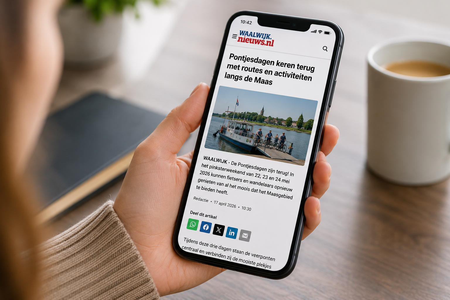 Mobile screen shows a Dutch news article about Pontjesdagen returning with routes along the Maas, with a boat photo on the page.