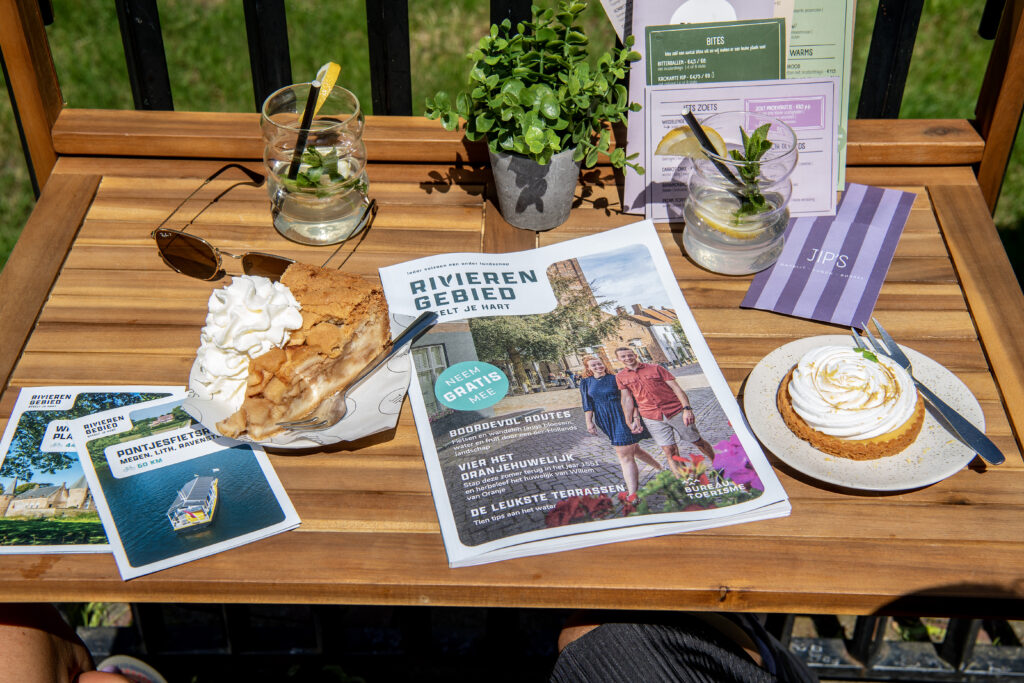 Het magazine op tafel bij een horecalocatie in het Rivierengebied