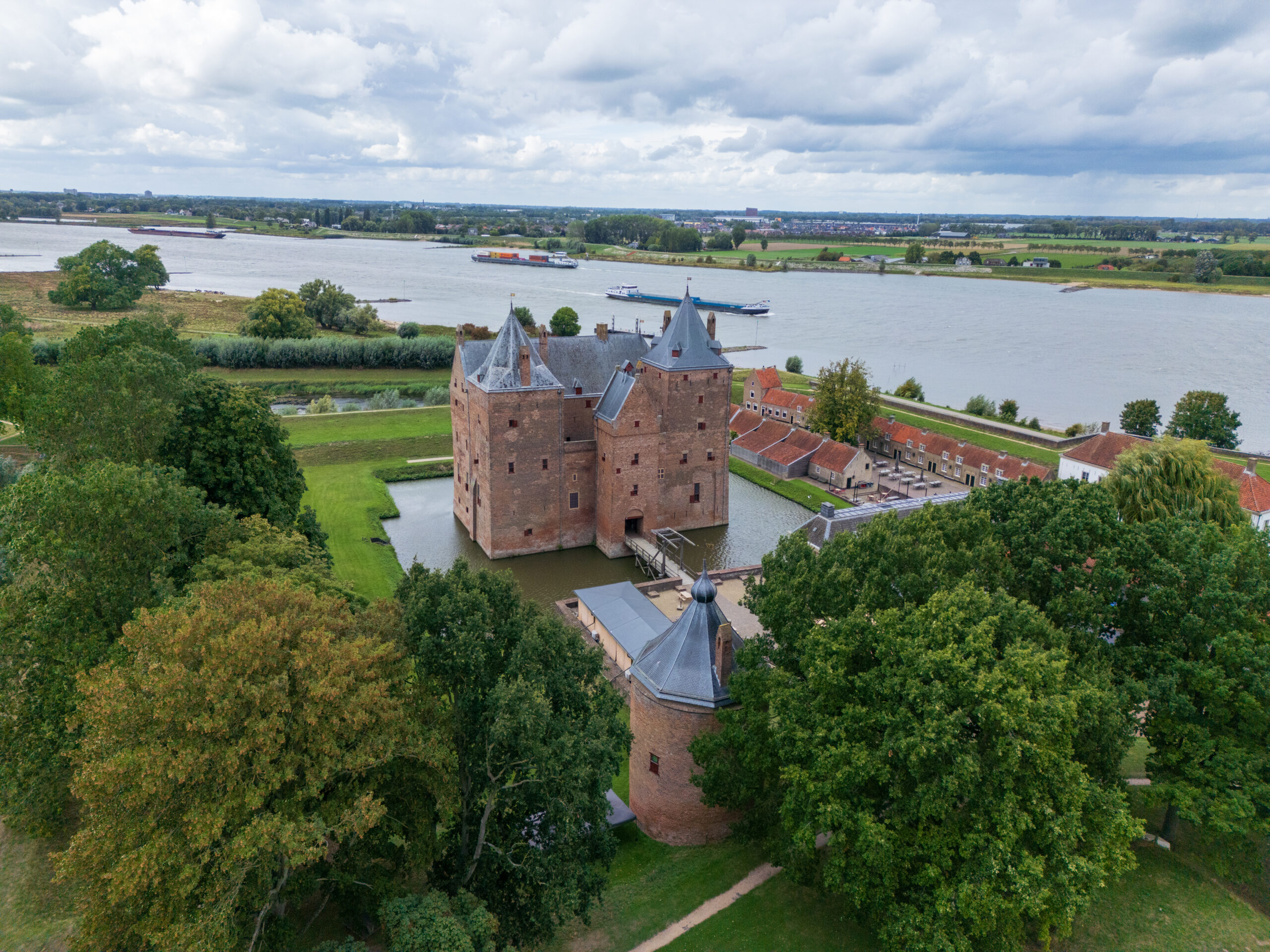 Slot Loevestein aan de rivier in de Bommelerwaard