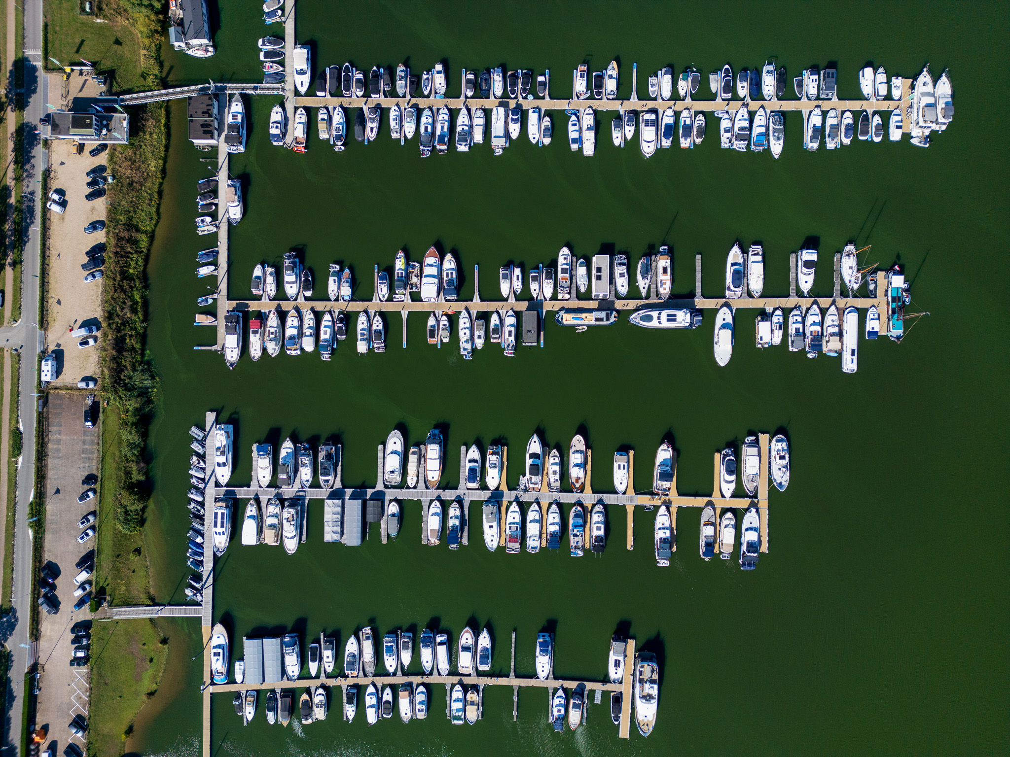Jachthaven bij de Zandmeren in Kerkdriel, gezien vanuit de lucht