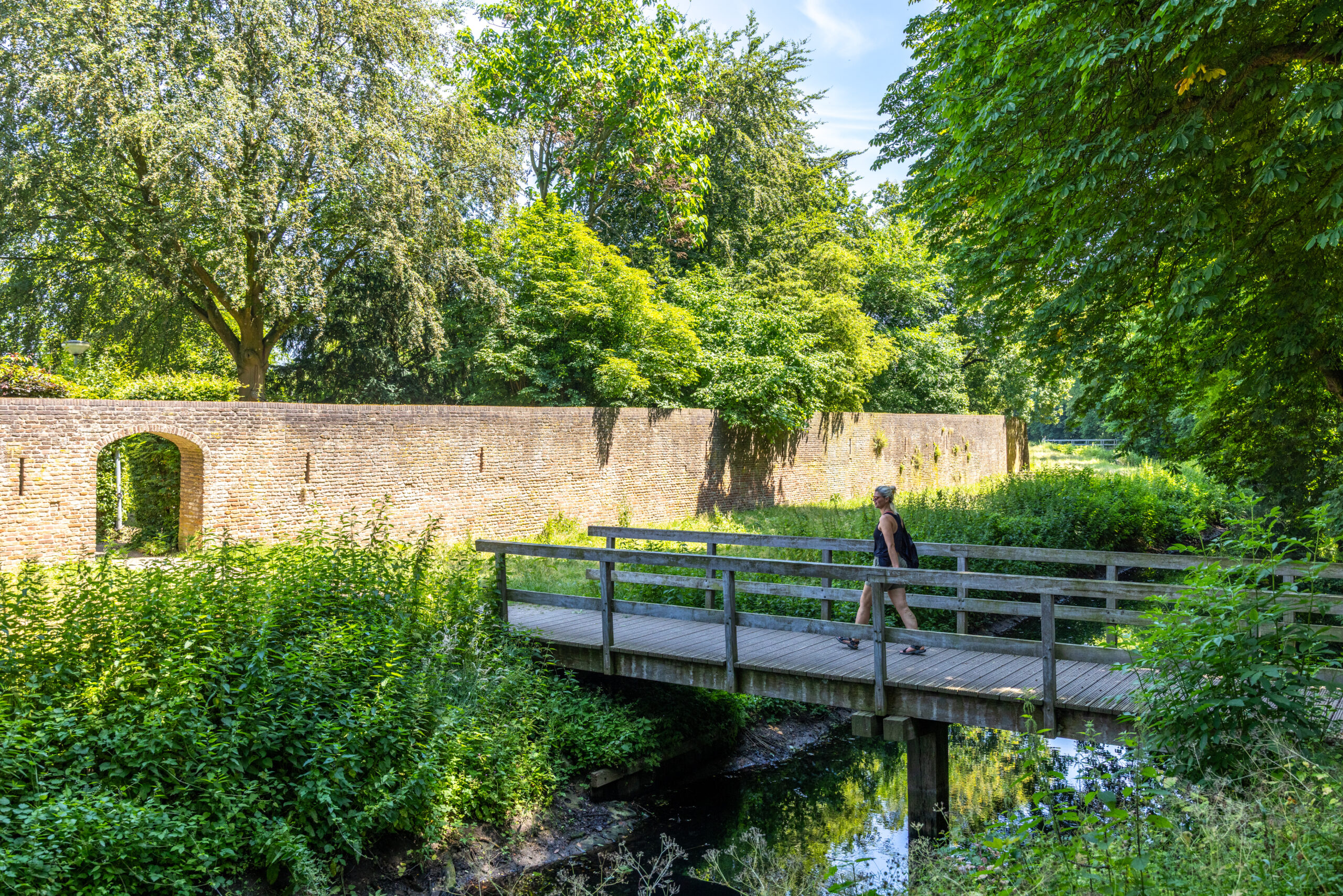 Wandelaar langs de historische stadsmuur van Zaltbommel