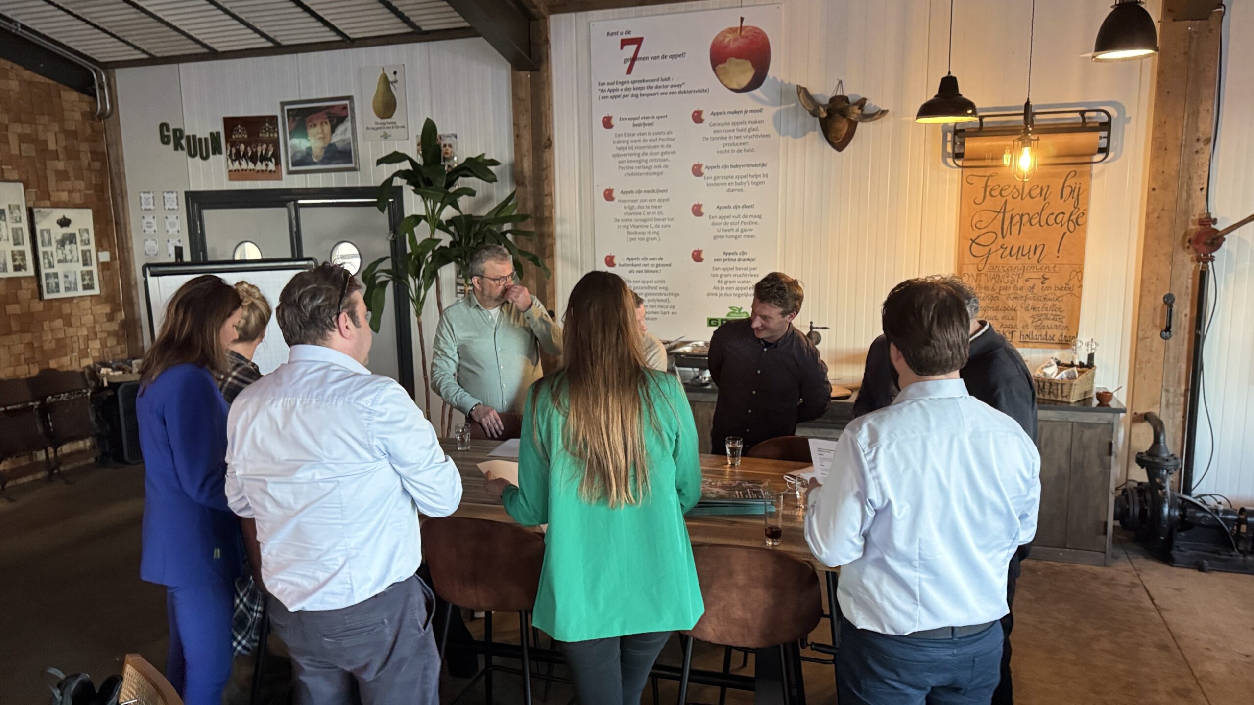 Deelnemers van de Toeristische Alliantie in gesprek rond een tafel