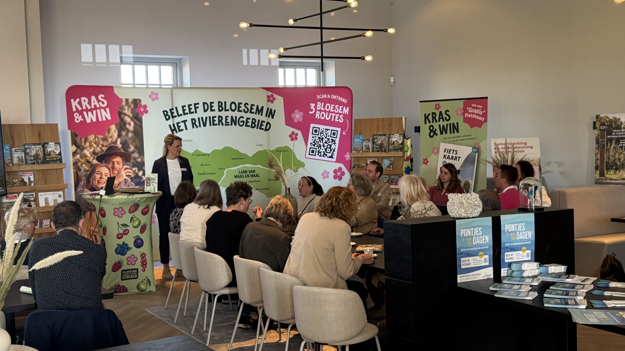 Deelnemers luisteren naar een presentatie tijdens een bijeenkomst van de Toeristische Alliantie